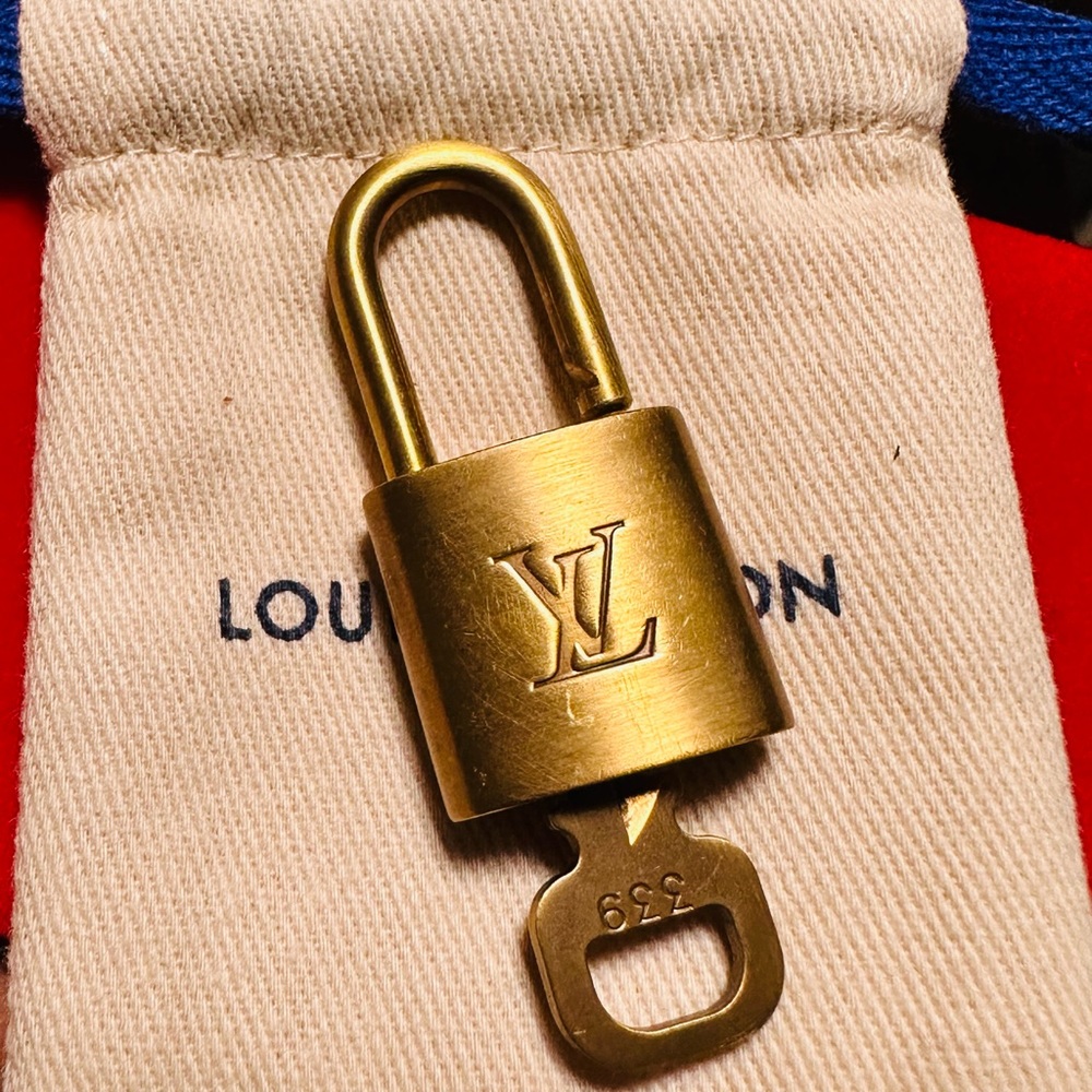 Louis Vuitton 1 padlock and 1 key with dust bag #339 - Picture 4 of 7